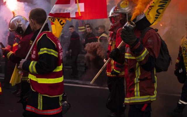 Manifestation de pompiers à Paris